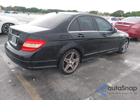 2011 Mercedes-Benz C 300 Luxury/Sport z USA, uszkodzony, nr VIN WDDGF5EB4BR159614